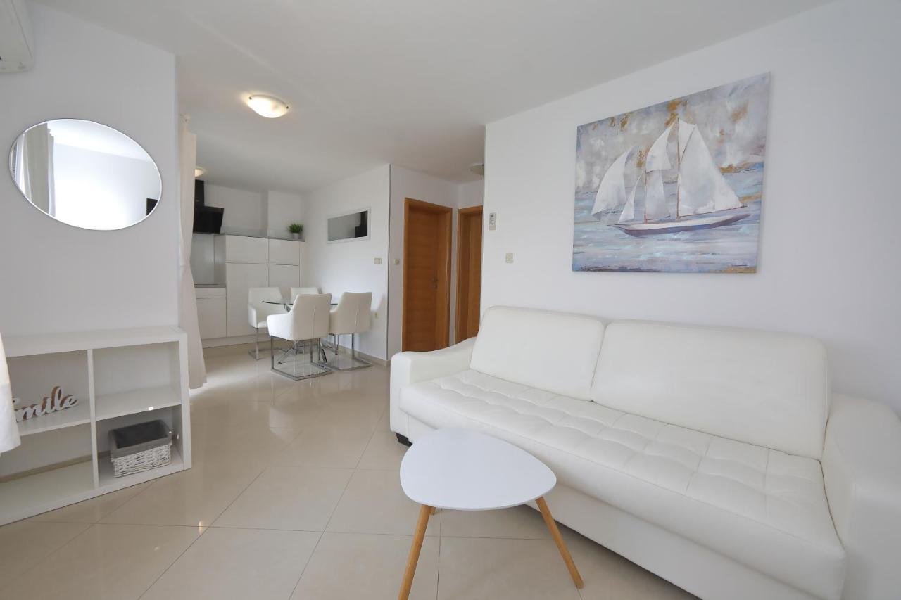 Apartments Nina Бибине Екстериор снимка