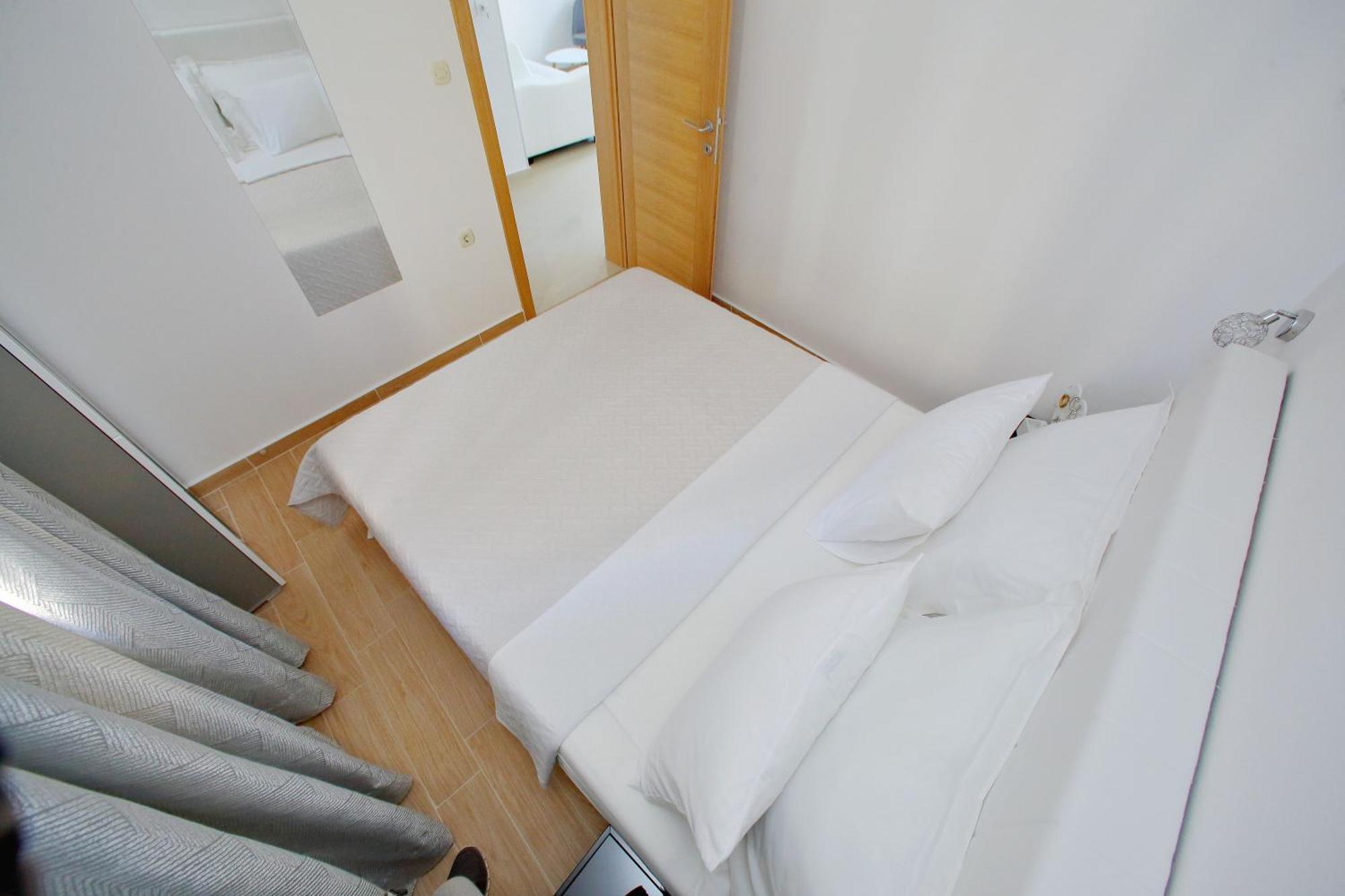 Apartments Nina Бибине Екстериор снимка